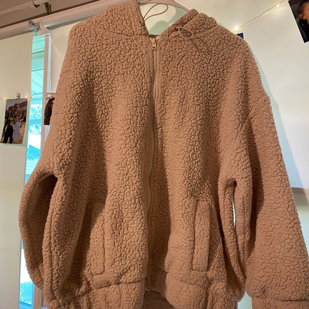 heavy sherpa aerie coat, slight wear, cream colored, size medium